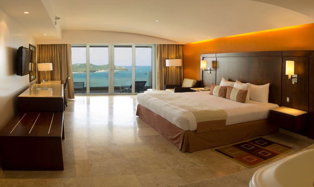 Last moment vacation deals to Ixtapa